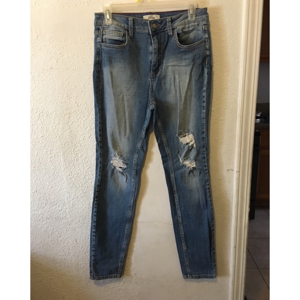 Distressed skinny jeans 👖